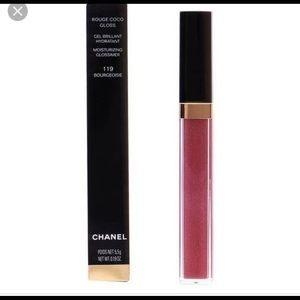 Chanel ROUGE COCO Gloss provides an intense
shine and a moisturizing texture.